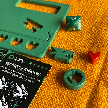 Cajas, cartas y fichas del sistema de juego artesanal